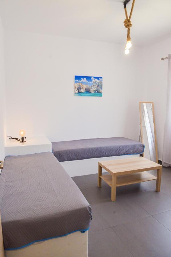 Tzoka'S Apartments Adámas Eksteriør bilde