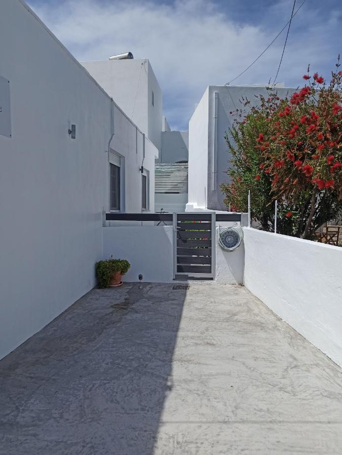 Tzoka'S Apartments Adámas Eksteriør bilde